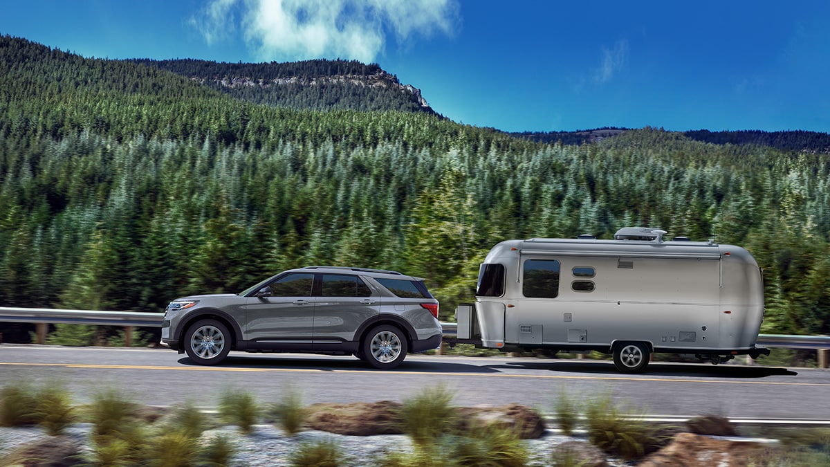 Ford Explorer acarreando un trailer en la ruta