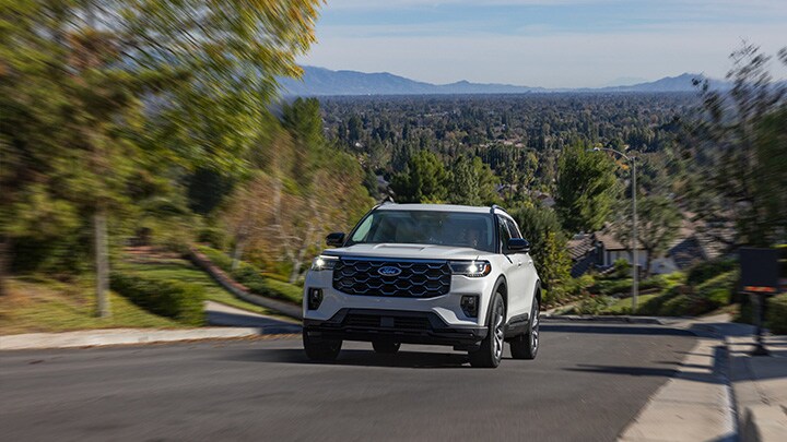 Ford Explorer con iluminación LED en la ruta