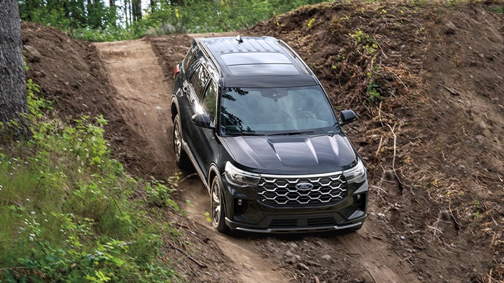 Ford Explorercon control de descenso bajando en terreno sinuoso