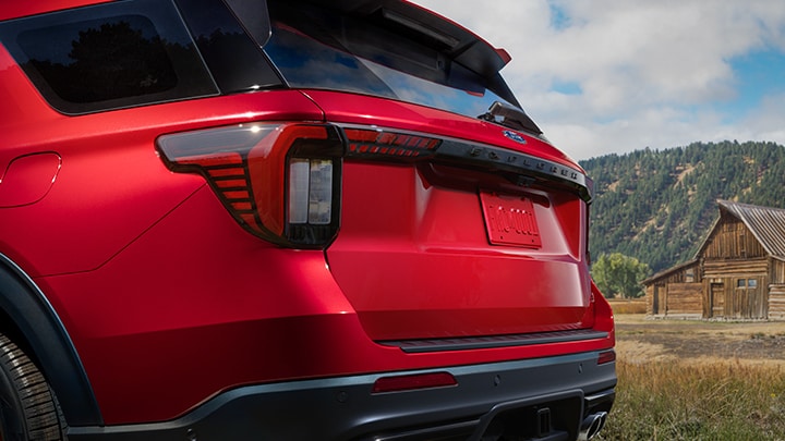 Parte posterior de la Ford Explorer roja
