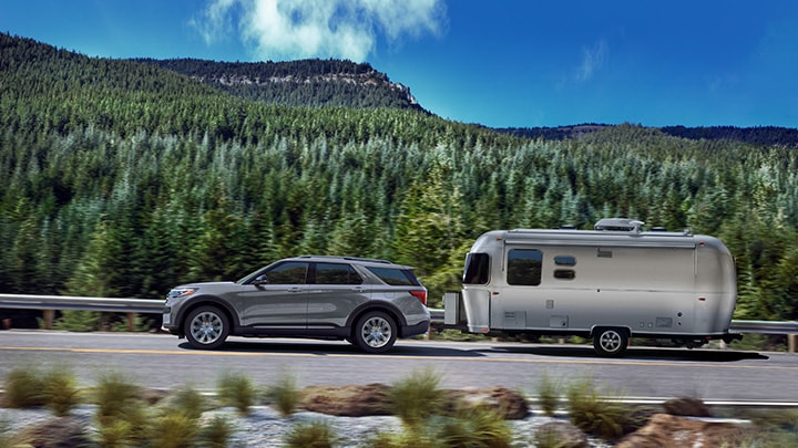 Ford Explorer acarreando un trailer en la ruta