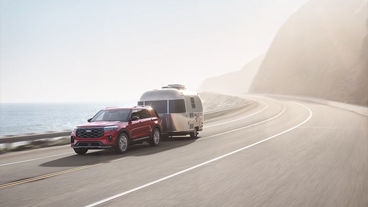 Ford Explorer con estabilización contra vientos laterales remolcando trailer en ruta